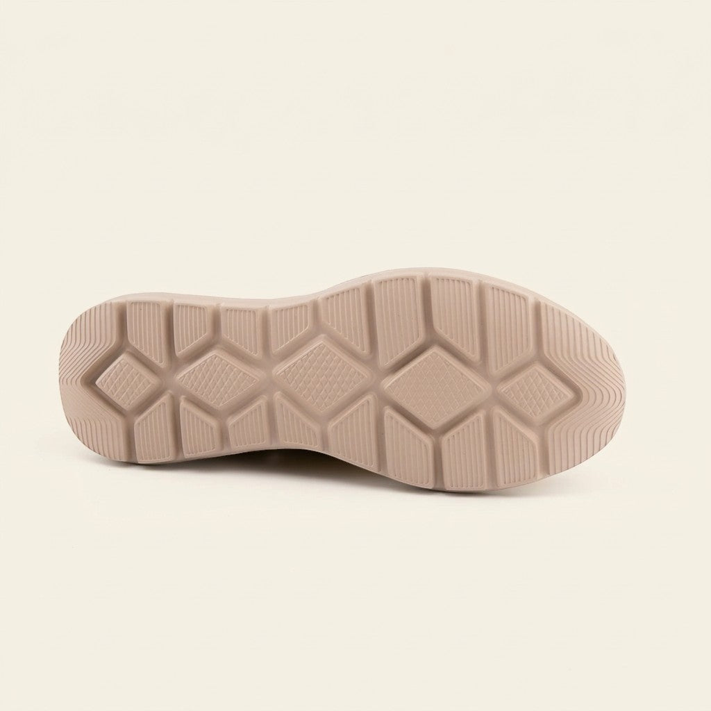 MrCalvano Comfort Walk sneaker modelinin kaymaz geometrik desenli bej renkli ergonomik taban yapısı