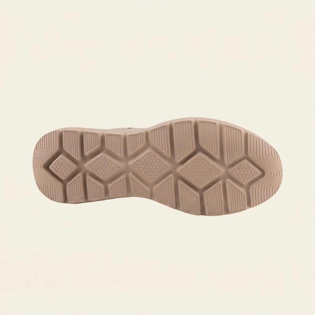 MrCalvano Comfort Walk sneaker modelinin kaymaz taban yapısını gösteren alt görünümü