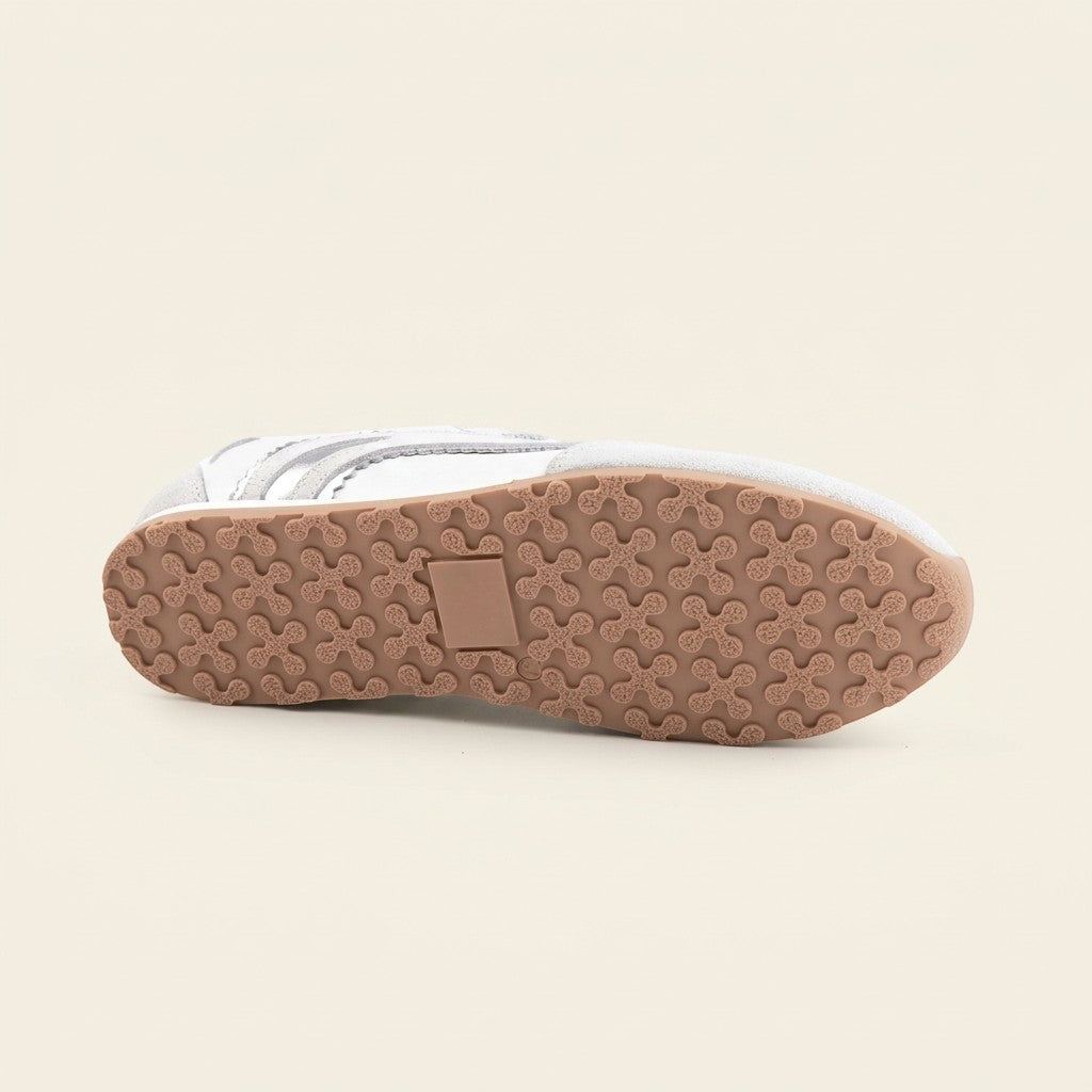MrCalvano Pure Motion beyaz deri ve süet sneaker modelinin çiçek desenli kahverengi kauçuk taban detayı