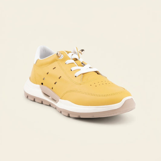 MrCalvano Comfort Walk sarı deri sneaker, yan kısımlarında hava alan delikli detaylara ve beyaz tabanlı ergonomik tasarıma sahip.