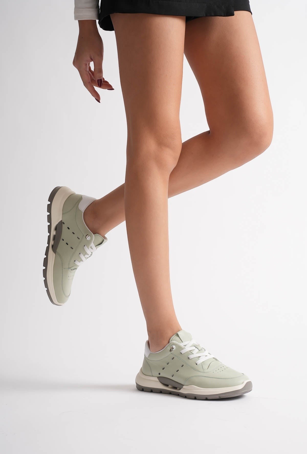 MrCalvano Comfort Walk model, açık yeşil renkli, deri, bağcıklı ve ergonomik tabanlı kadın günlük sneaker ayakkabı