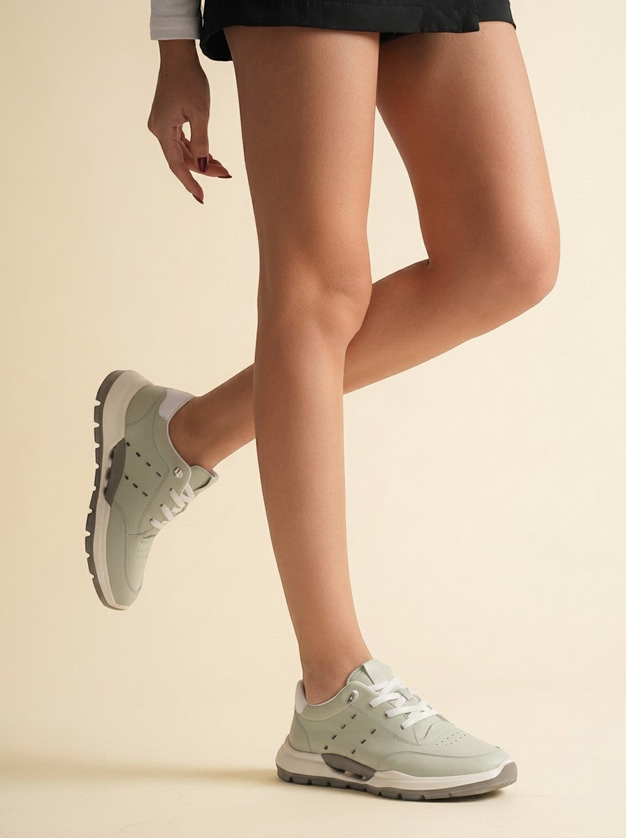 MrCalvano Comfort Walk model, açık yeşil renkli, deri, bağcıklı ve ergonomik tabanlı kadın sneaker ayakkabı.