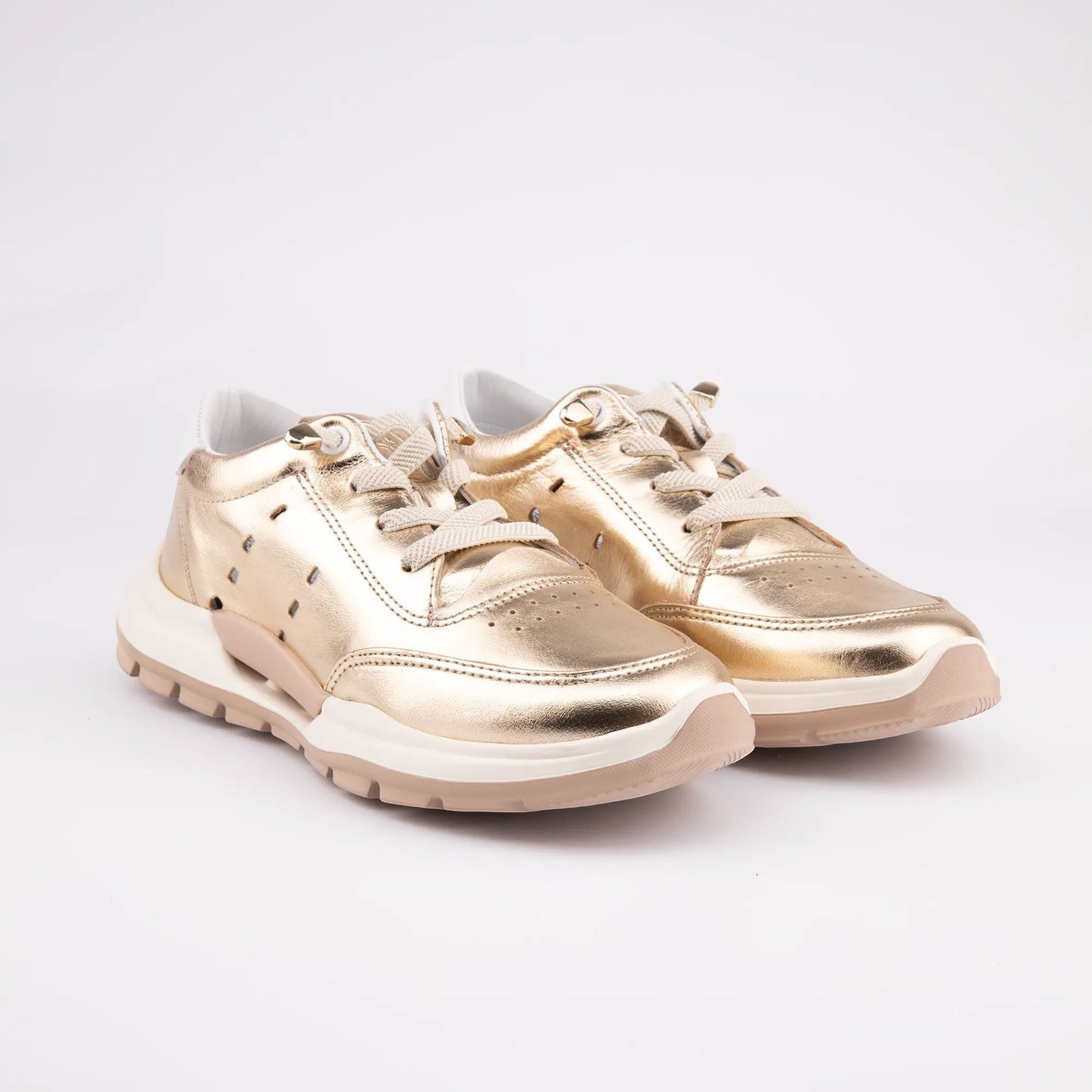 MrCalvano Comfort Walk altın rengi deri sneaker, yan kısımlarında delikli detaylara ve kalın beyaz tabana sahip.