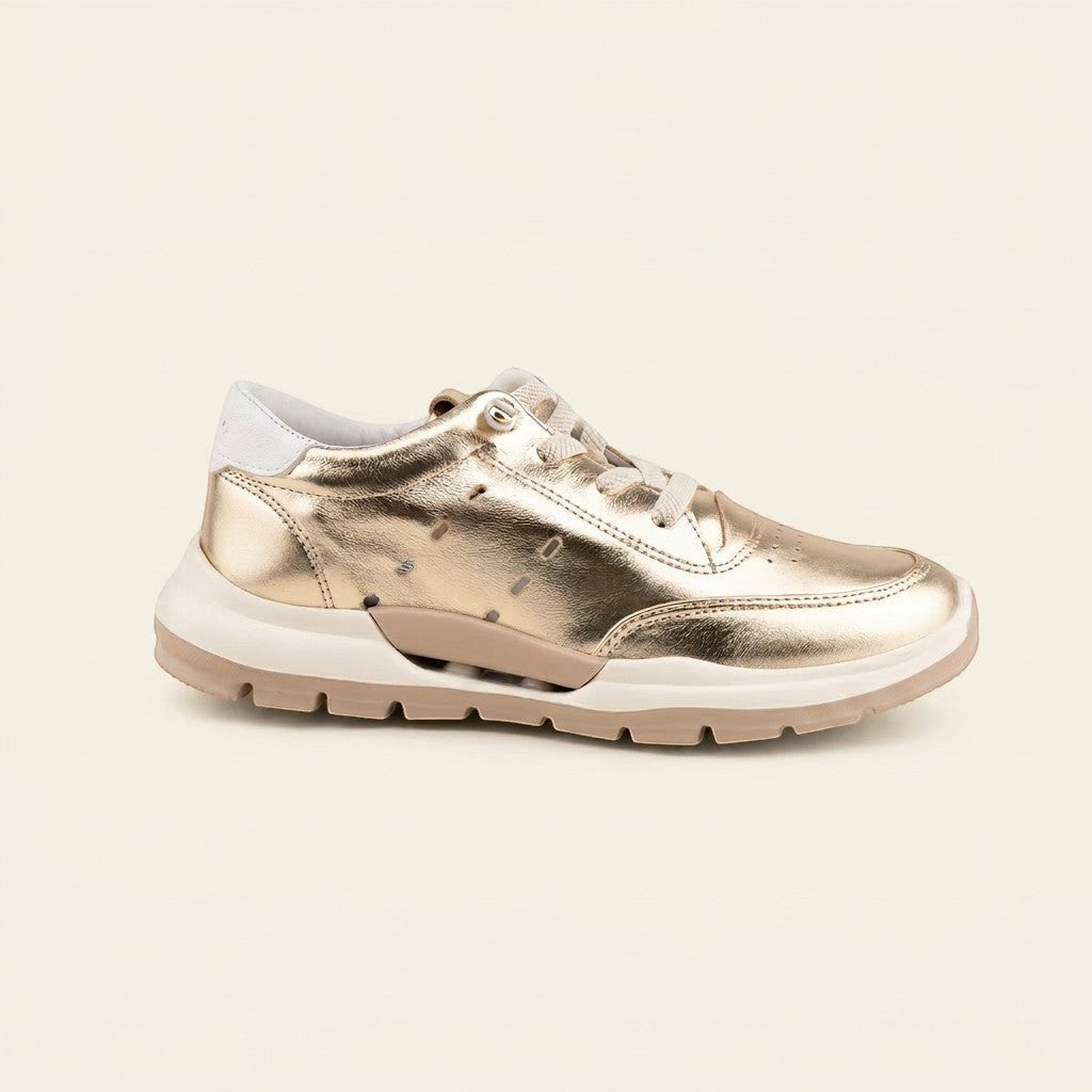 MrCalvano Comfort Walk altın rengi deri sneaker, yan kısımlarında delikli detaylar ve kalın beyaz taban tasarımı.