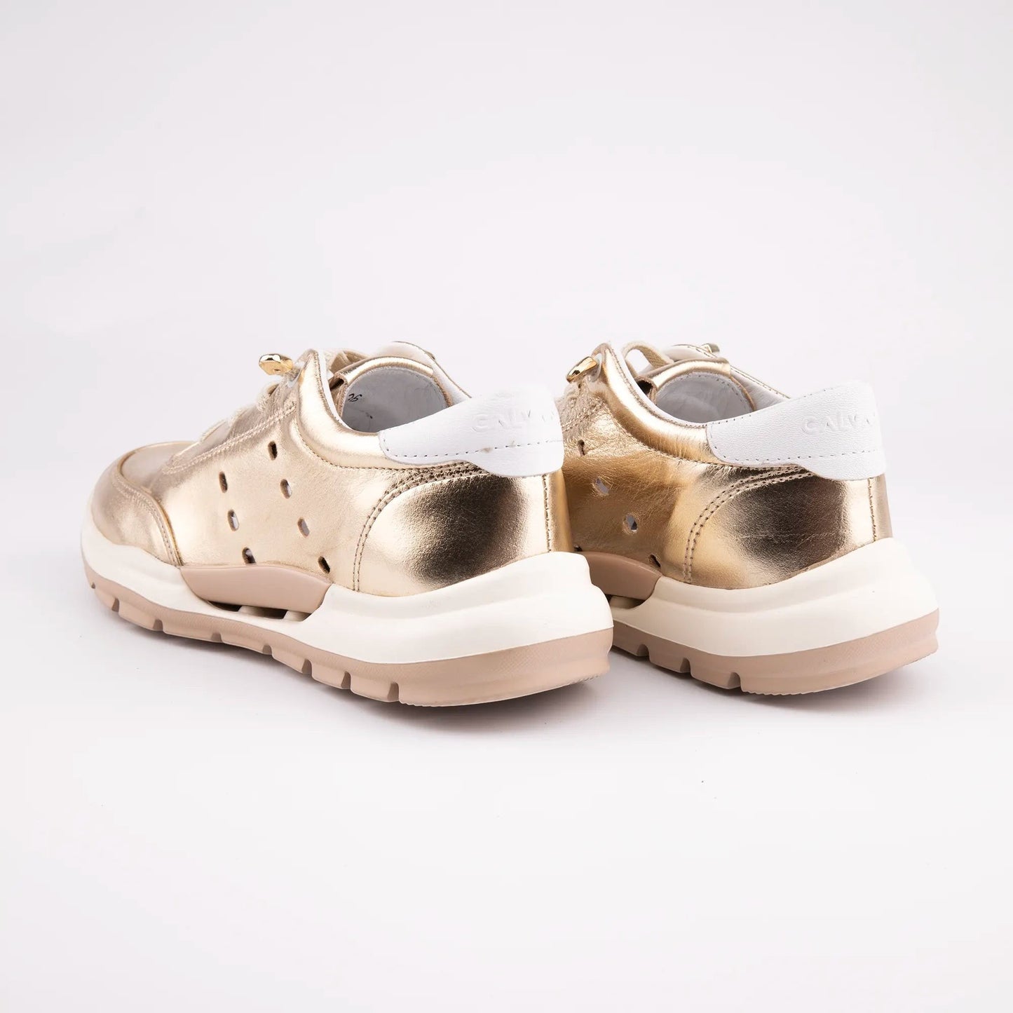 MrCalvano Comfort Walk altın rengi deri sneaker, yan kısımlarında delikli detaylar ve beyaz tabanlı modern tasarım.