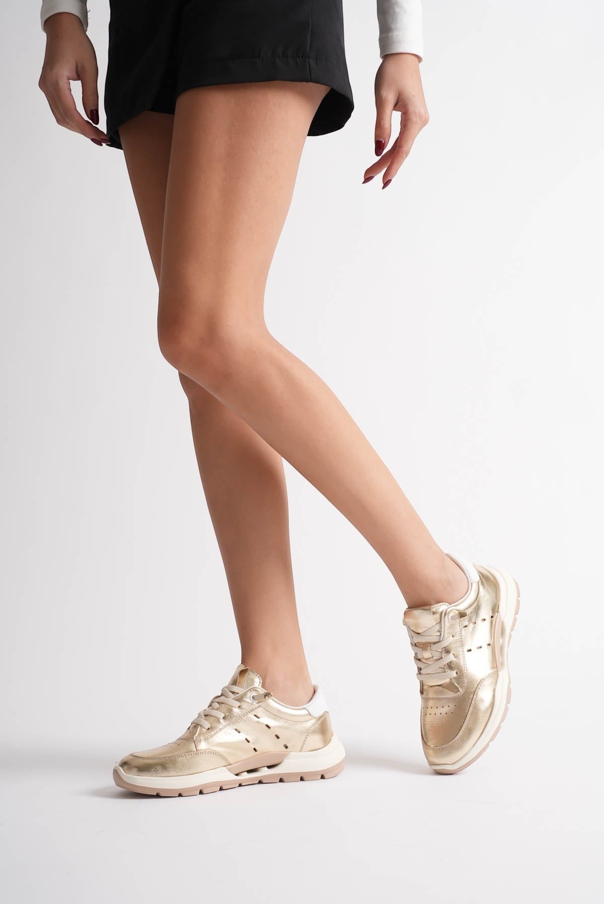 MrCalvano Comfort Walk altın rengi deri sneaker, yan kısımlarında delikli detaylar ve ergonomik taban yapısı ile.