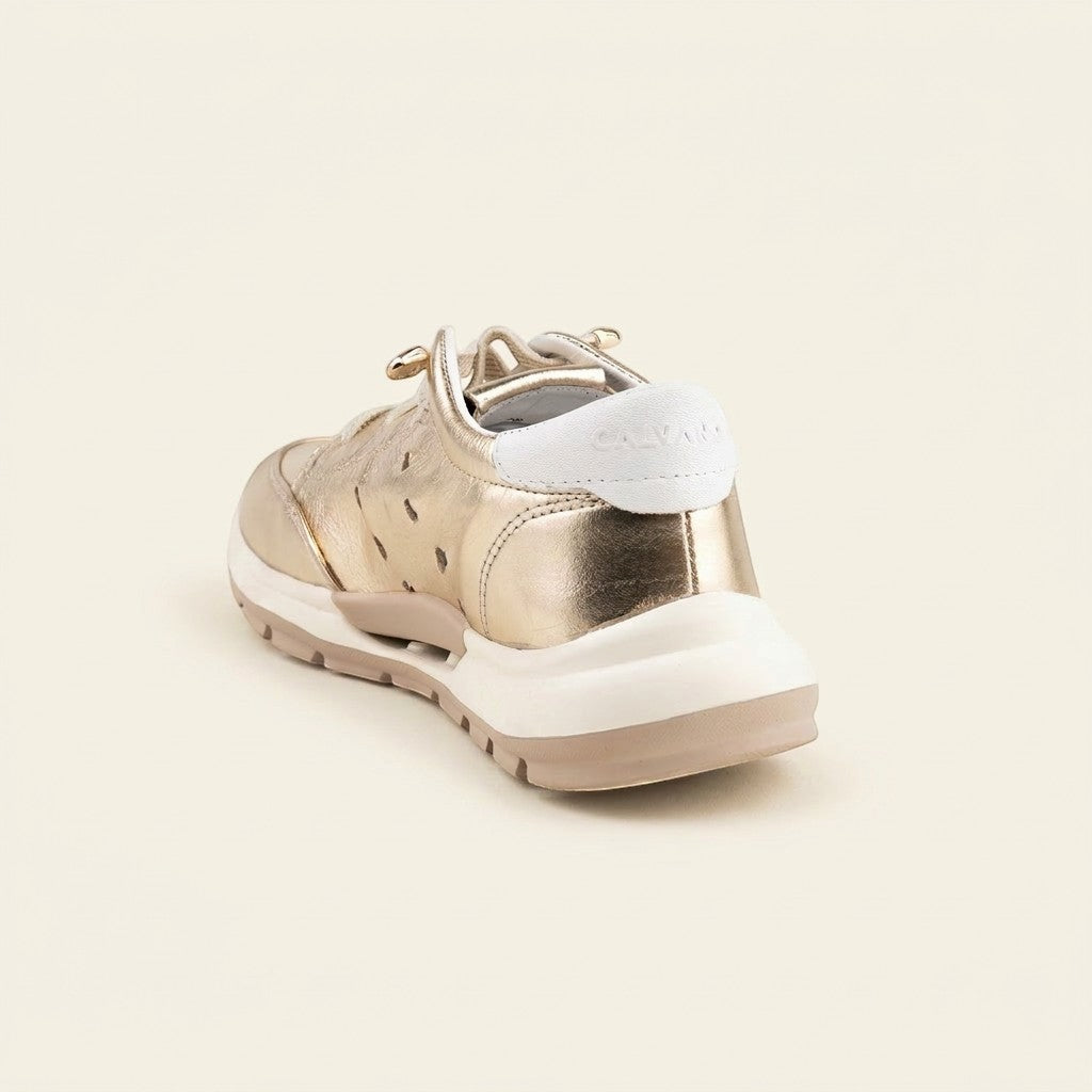 MrCalvano Comfort Walk altın rengi deri sneaker, topuk kısmında beyaz detaylı ve ergonomik tabanlı modern günlük ayakkabı.