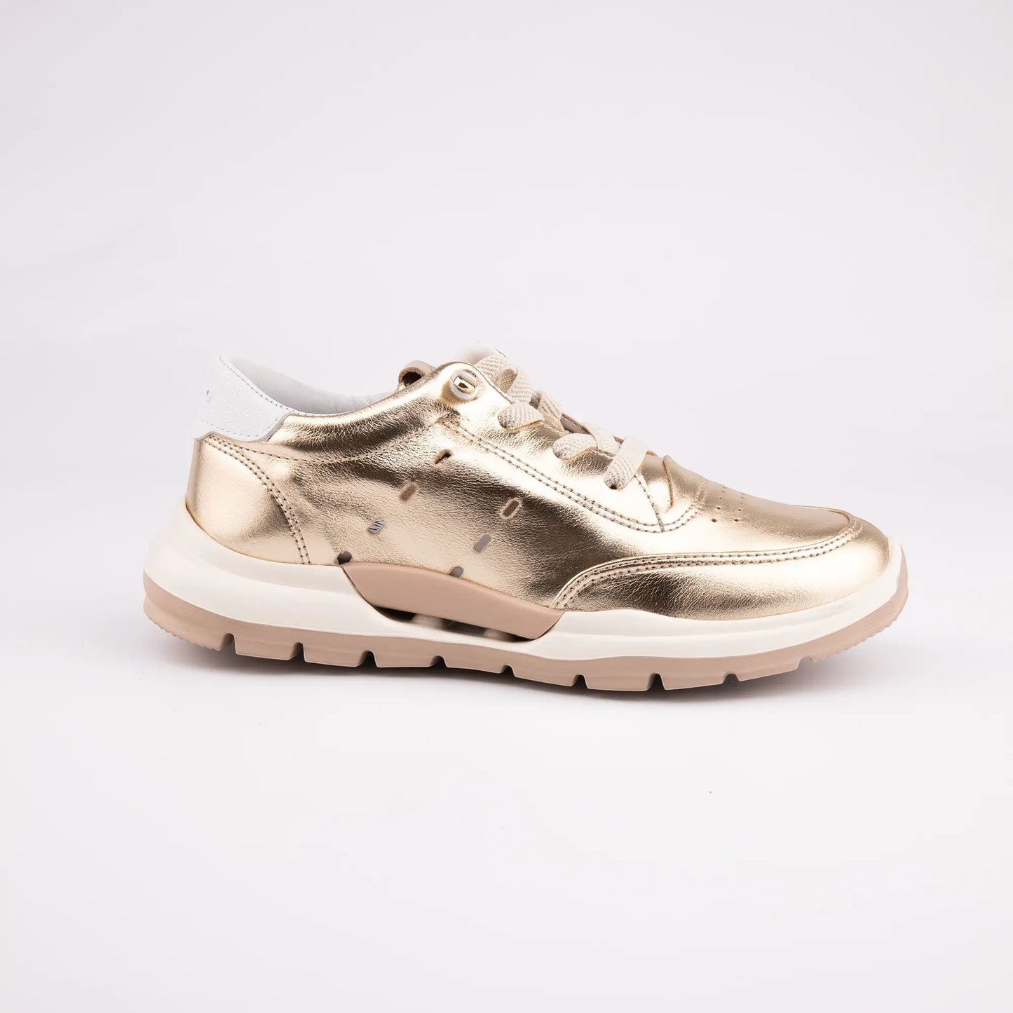 MrCalvano Comfort Walk altın rengi deri sneaker, yan kısımlarında delikli detaylar ve kalın beyaz taban tasarımı.