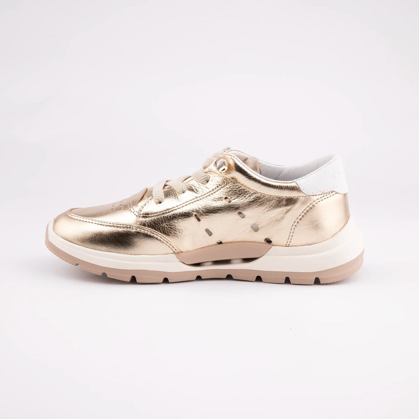 MrCalvano Comfort Walk altın rengi deri sneaker, yan yüzeyinde delikli detaylar ve beyaz taban yapısı ile modern tasarım.