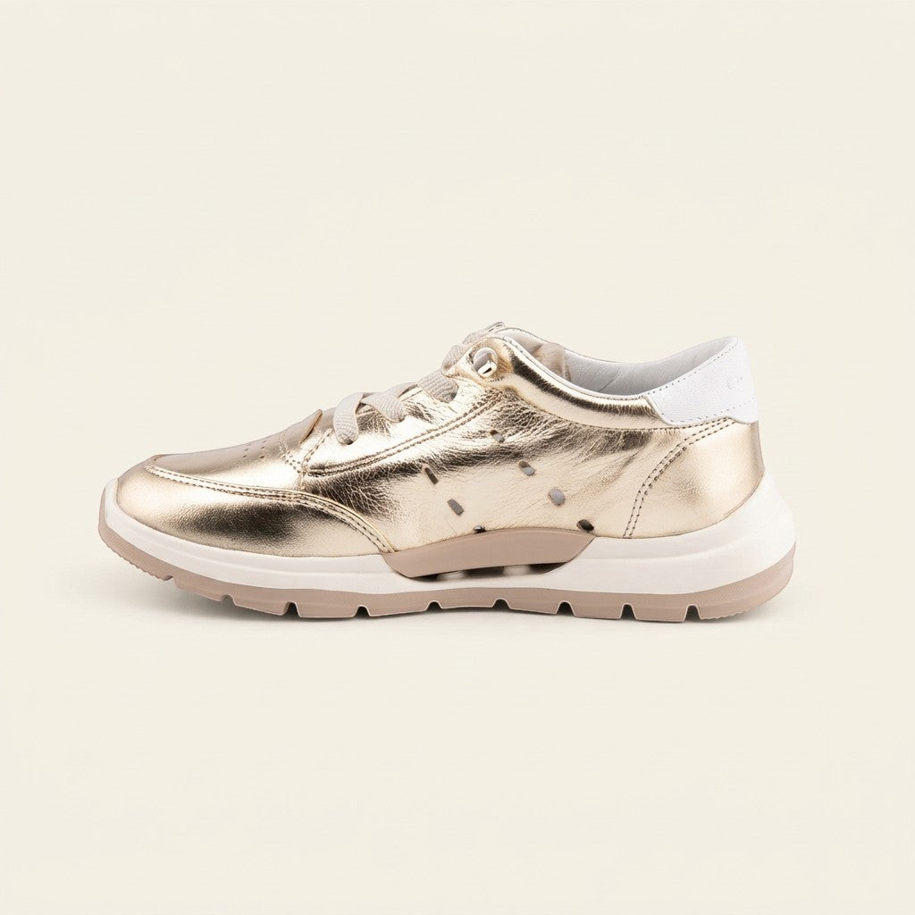 MrCalvano Comfort Walk altın rengi deri sneaker, yan profil görünümü, delikli detaylar ve ergonomik taban yapısı.