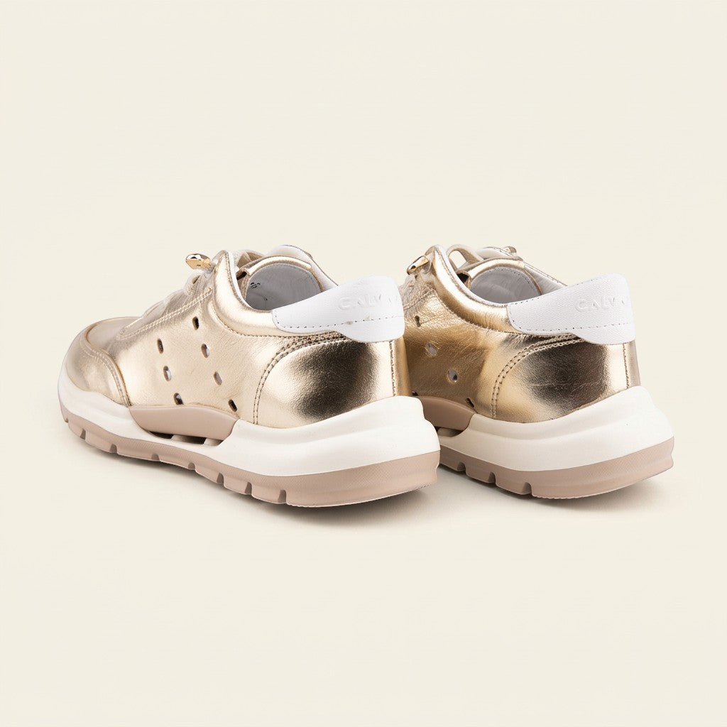 MrCalvano Comfort Walk altın rengi deri sneaker, yan kısımlarında hava alan delikli detaylar ve beyaz taban tasarımı.