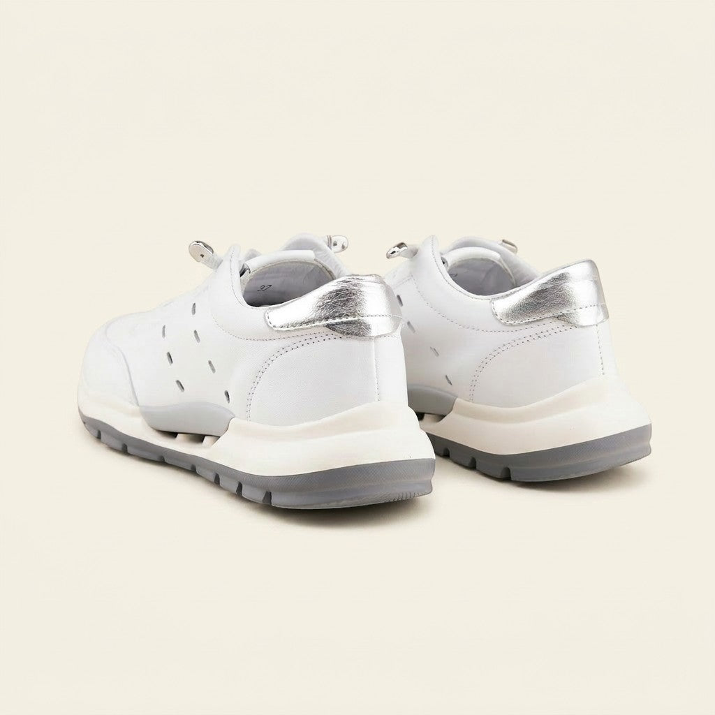 MrCalvano Comfort Walk beyaz deri sneaker, topukta gümüş detaylı ve delikli tasarımlı günlük spor ayakkabı