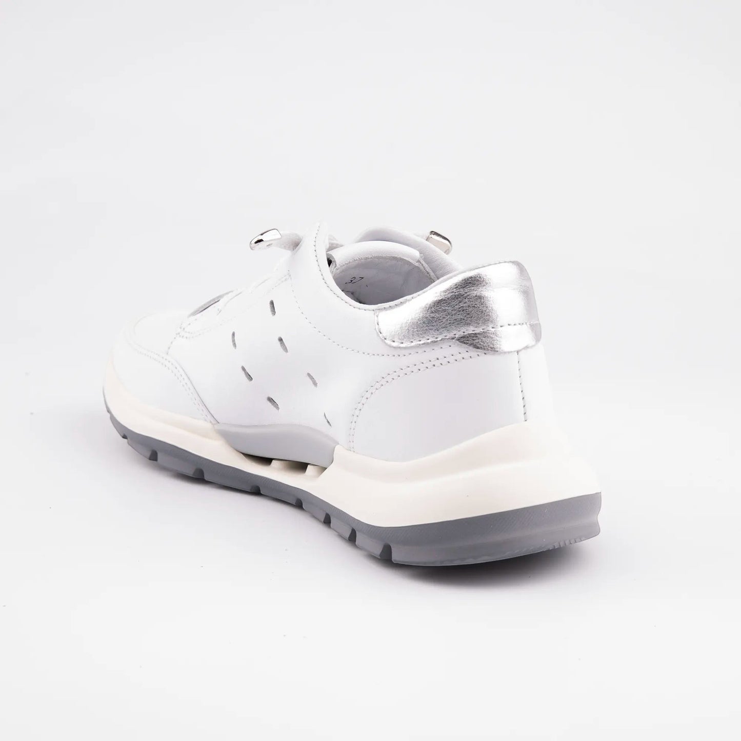 MrCalvano Comfort Walk beyaz deri sneaker, topukta gümüş detaylı, ergonomik tabanlı ve delikli modern tasarım.