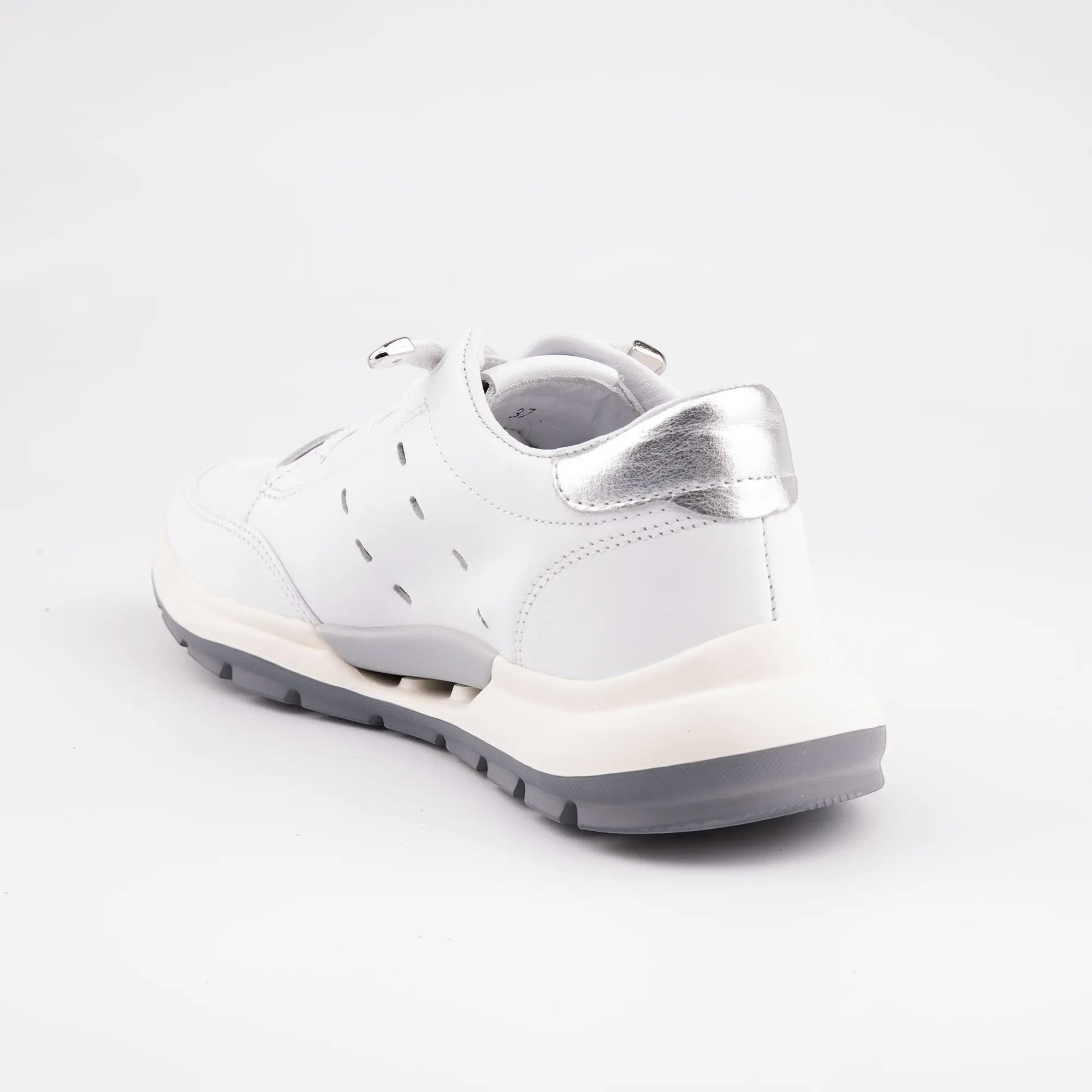 MrCalvano Comfort Walk beyaz deri sneaker, topukta gümüş detaylı, ergonomik tabanlı ve delikli modern tasarım.