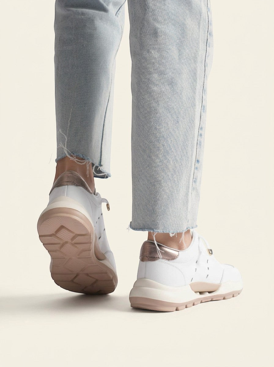 MrCalvano Comfort Walk beyaz deri sneaker, topukta metalik detaylar ve ergonomik taban yapısı ile günlük şık tasarım