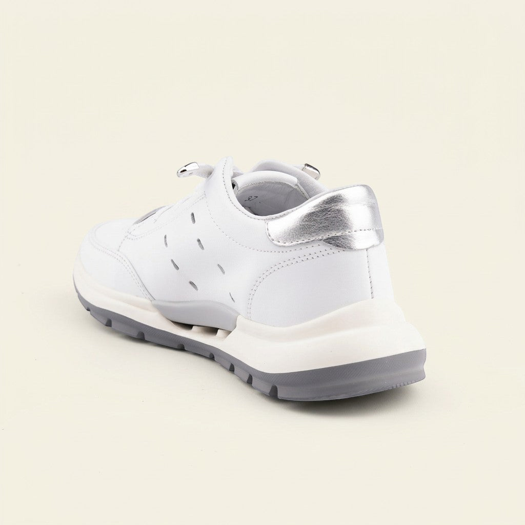 MrCalvano Comfort Walk beyaz deri sneaker, topukta gümüş detaylı, ergonomik tabanlı ve modern günlük spor ayakkabı.