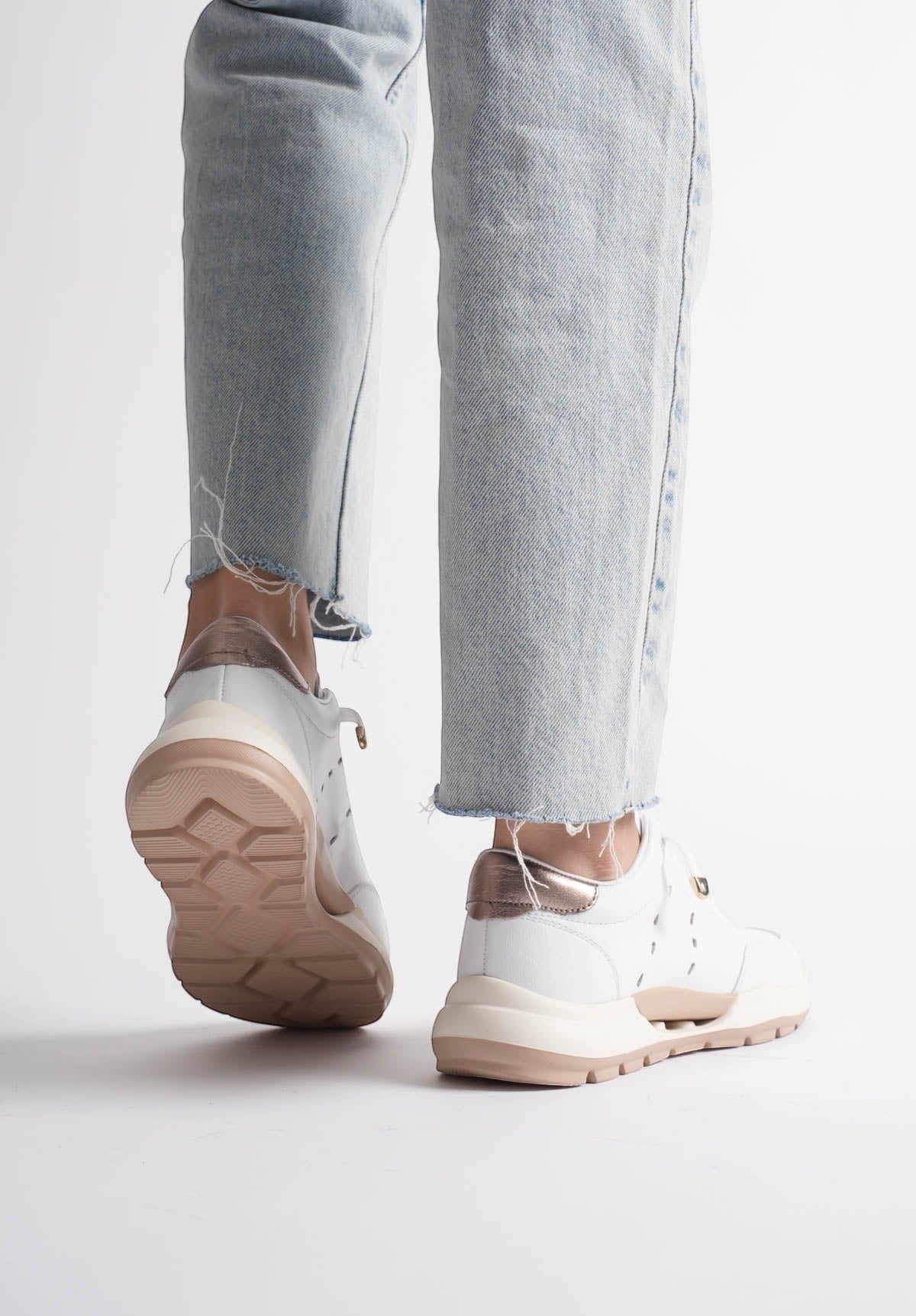 MrCalvano Comfort Walk beyaz deri sneaker, topukta metalik detaylar ve ergonomik taban yapısı ile günlük şık tasarım.