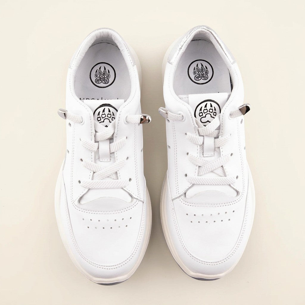 MrCalvano Comfort Walk beyaz deri sneaker, bağcıklı tasarım ve nefes alabilir delikli detaylara sahip modern günlük ayakkabı