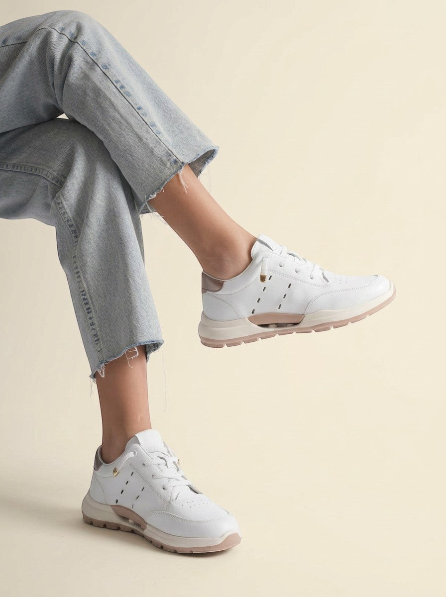 MrCalvano Comfort Walk beyaz deri sneaker, günlük şıklık sunan ergonomik tabanlı ve bağcıklı modern kadın spor ayakkabısı.