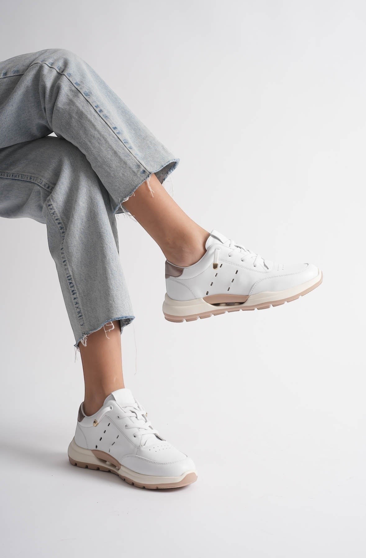 MrCalvano Comfort Walk beyaz deri sneaker, yan kısımlarında delikli detaylar ve ergonomik taban yapısı ile günlük kullanım.