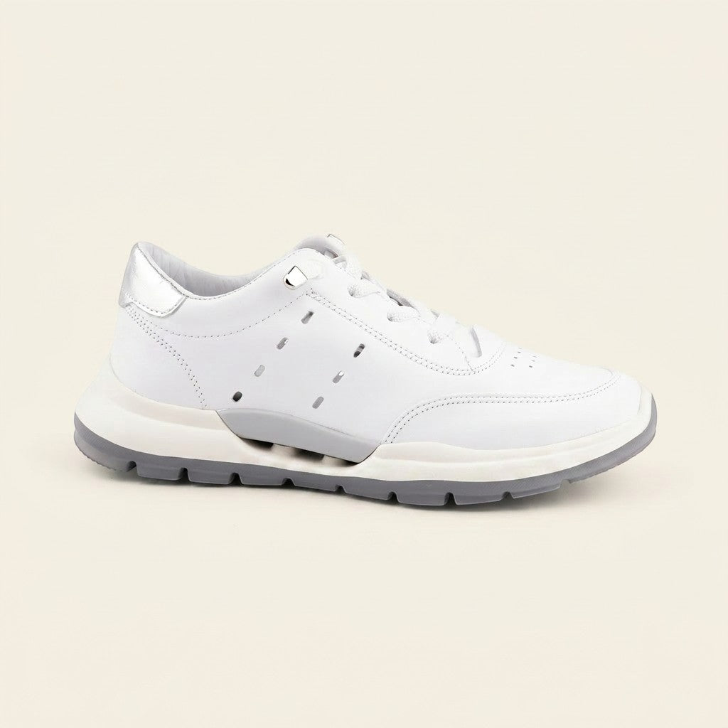 MrCalvano Comfort Walk beyaz deri sneaker, yan kısımlarında hava alan delikli detaylar ve gri taban yapısı ile.