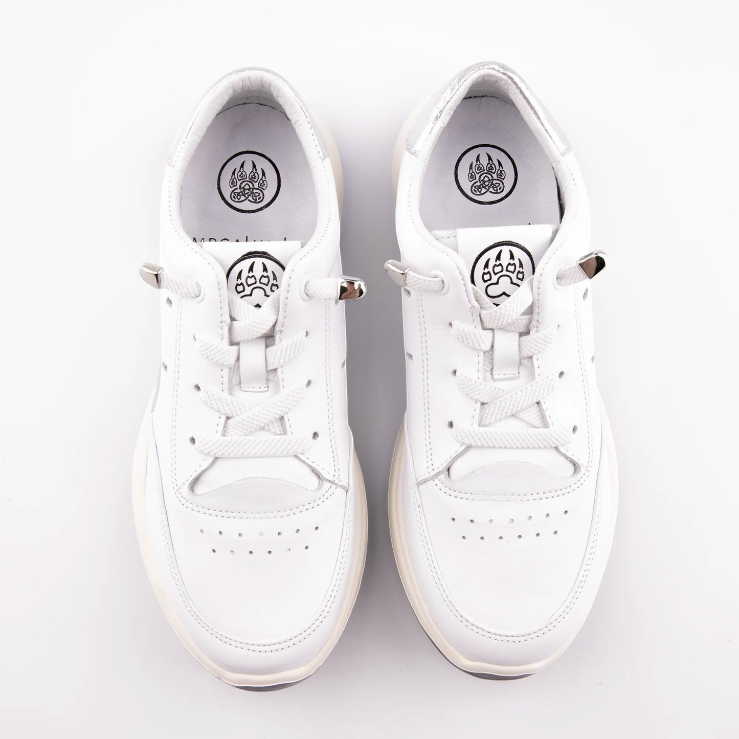 MrCalvano Comfort Walk beyaz deri sneaker, bağcıklı tasarım ve nefes alabilen delikli detaylara sahip modern günlük ayakkabı.