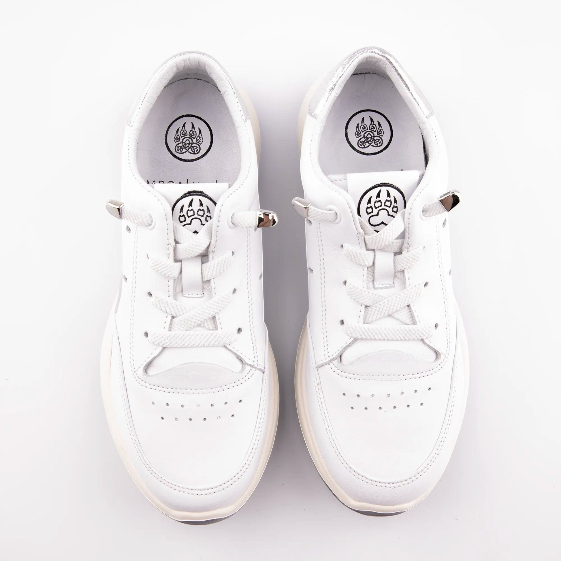 MrCalvano Comfort Walk beyaz deri sneaker, bağcıklı tasarım ve nefes alabilen delikli detaylara sahip modern günlük ayakkabı.
