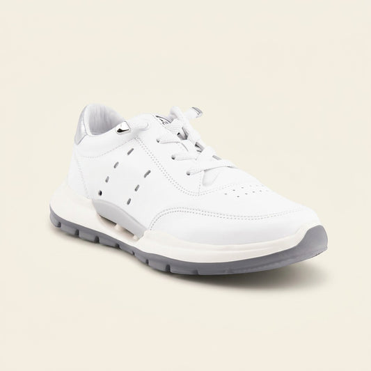 MrCalvano Comfort Walk beyaz deri sneaker, yan kısımlarında hava alan delikli detaylara ve gri taban yapısına sahip.