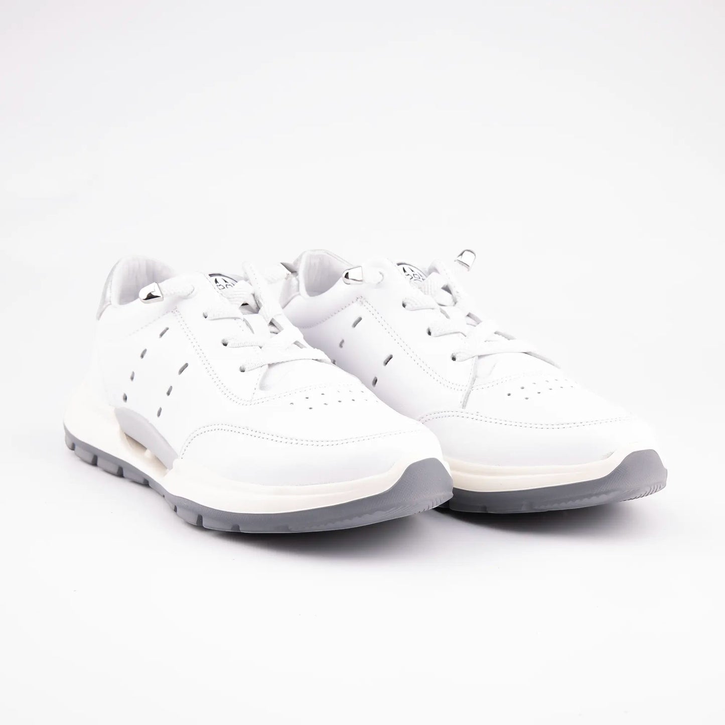 MrCalvano Comfort Walk beyaz deri sneaker, yan kısımlarında delikli detaylar ve gri taban yapısı ile modern tasarım.