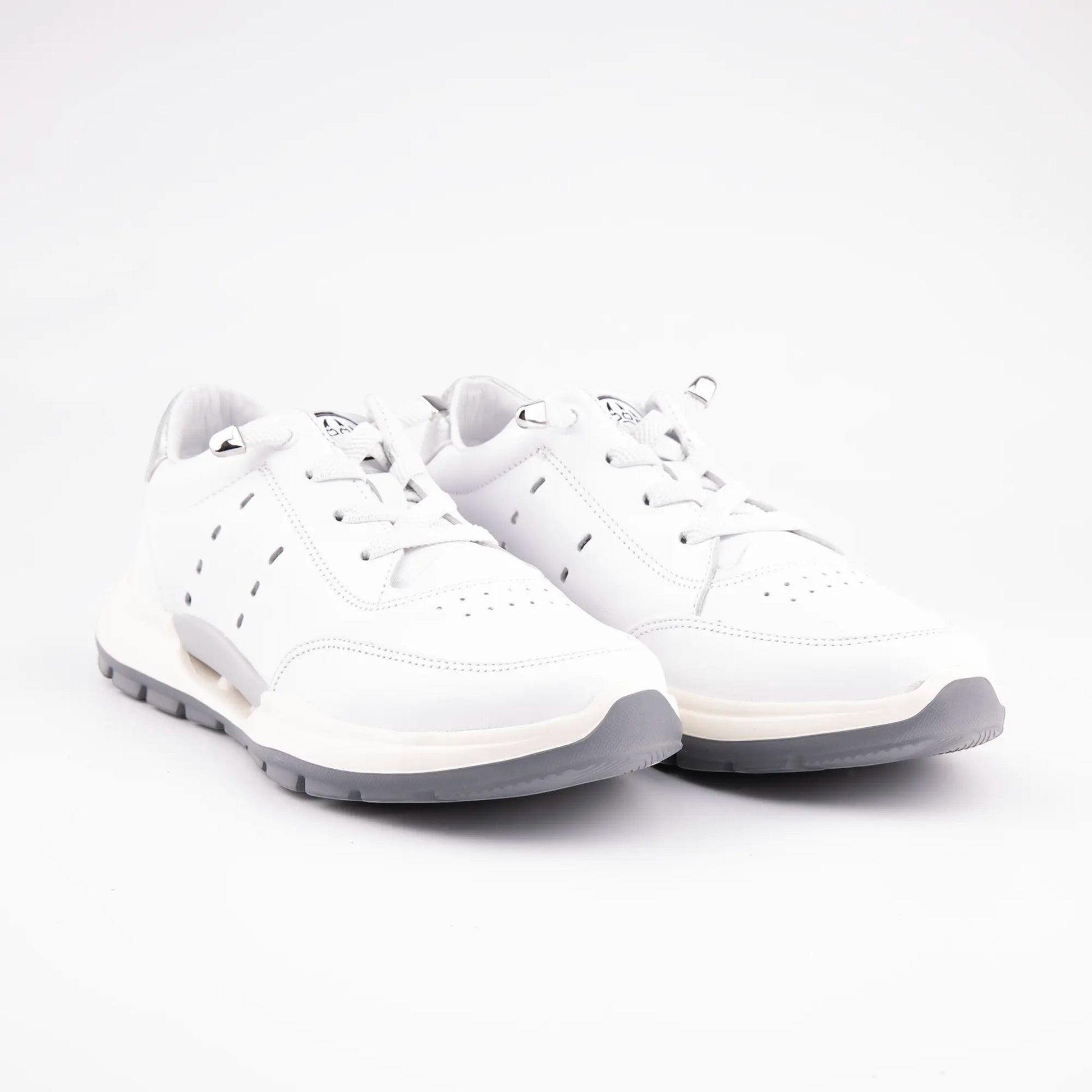 MrCalvano Comfort Walk beyaz deri sneaker, yan kısımlarında delikli detaylar ve gri taban yapısı ile modern tasarım.