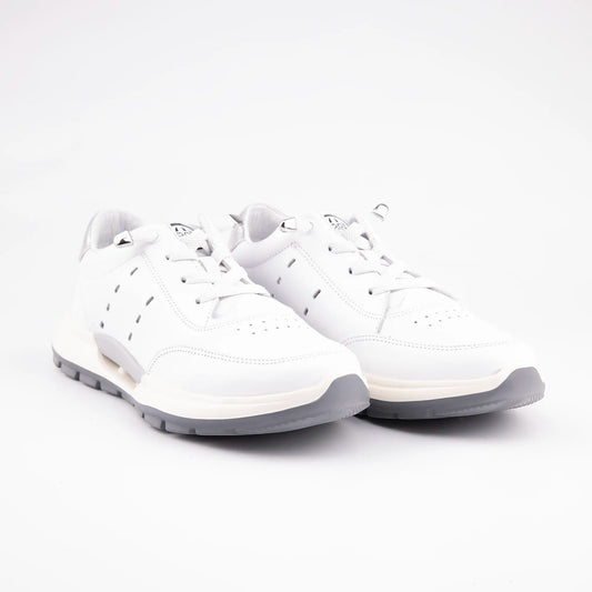 MrCalvano Comfort Walk beyaz deri sneaker, yan kısımlarında delikli detaylar ve gri taban yapısı ile modern tasarım.