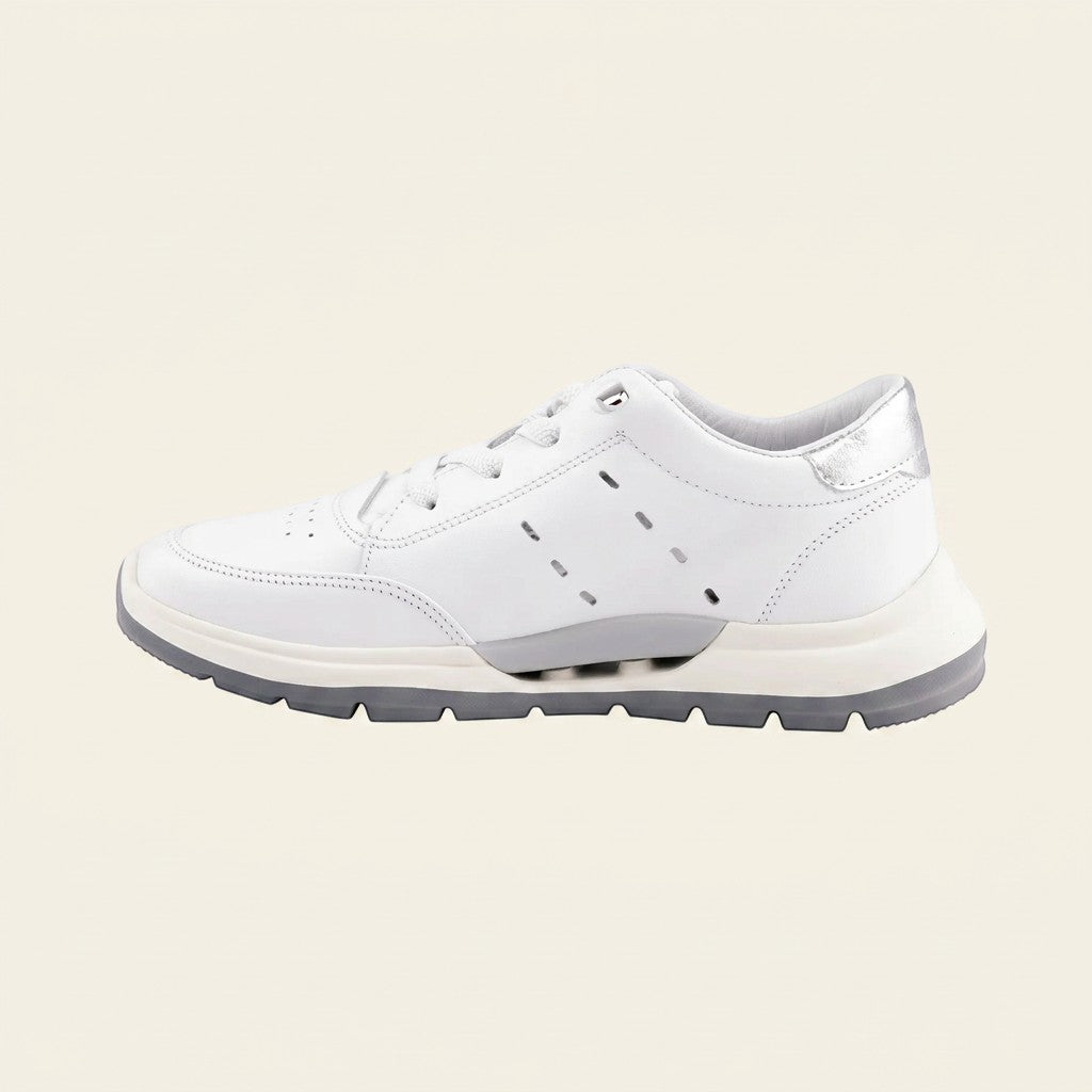 MrCalvano Comfort Walk beyaz deri sneaker, yan yüzeyinde delikli detaylar ve topuk kısmında gümüş rengi vurgular içerir.