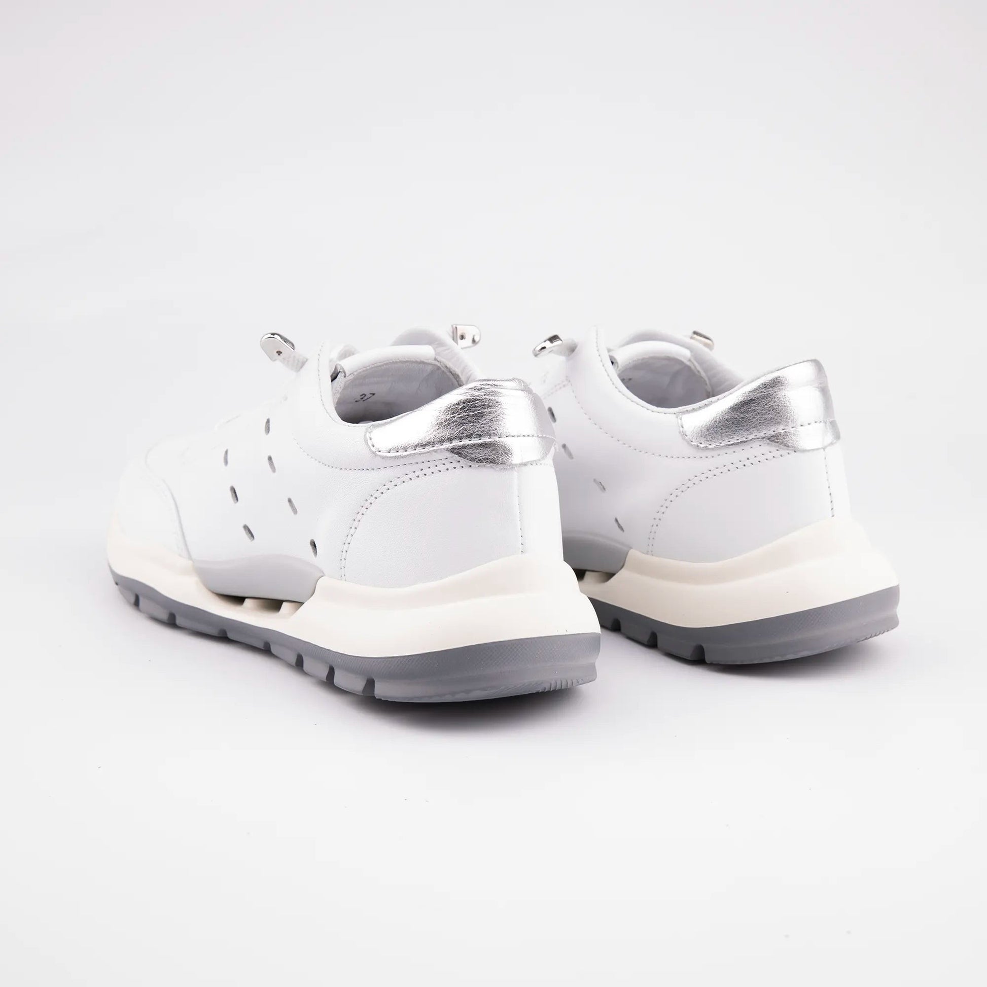 MrCalvano Comfort Walk beyaz deri sneaker, yan kısımlarında hava alan delikli detaylar ve gümüş topuk detayı ile.