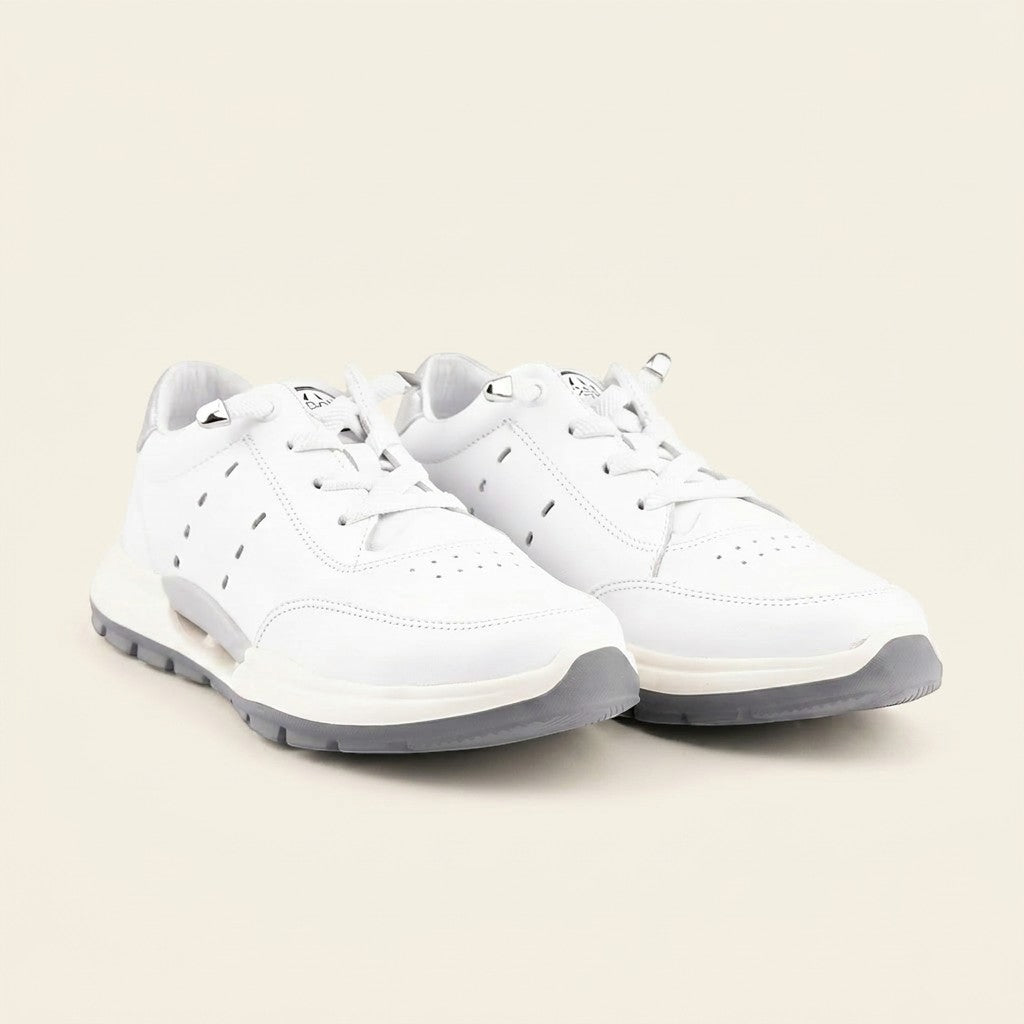 MrCalvano Comfort Walk beyaz deri sneaker, yan kısımlarında delikli detaylar ve gri taban yapısı ile modern günlük ayakkabı.