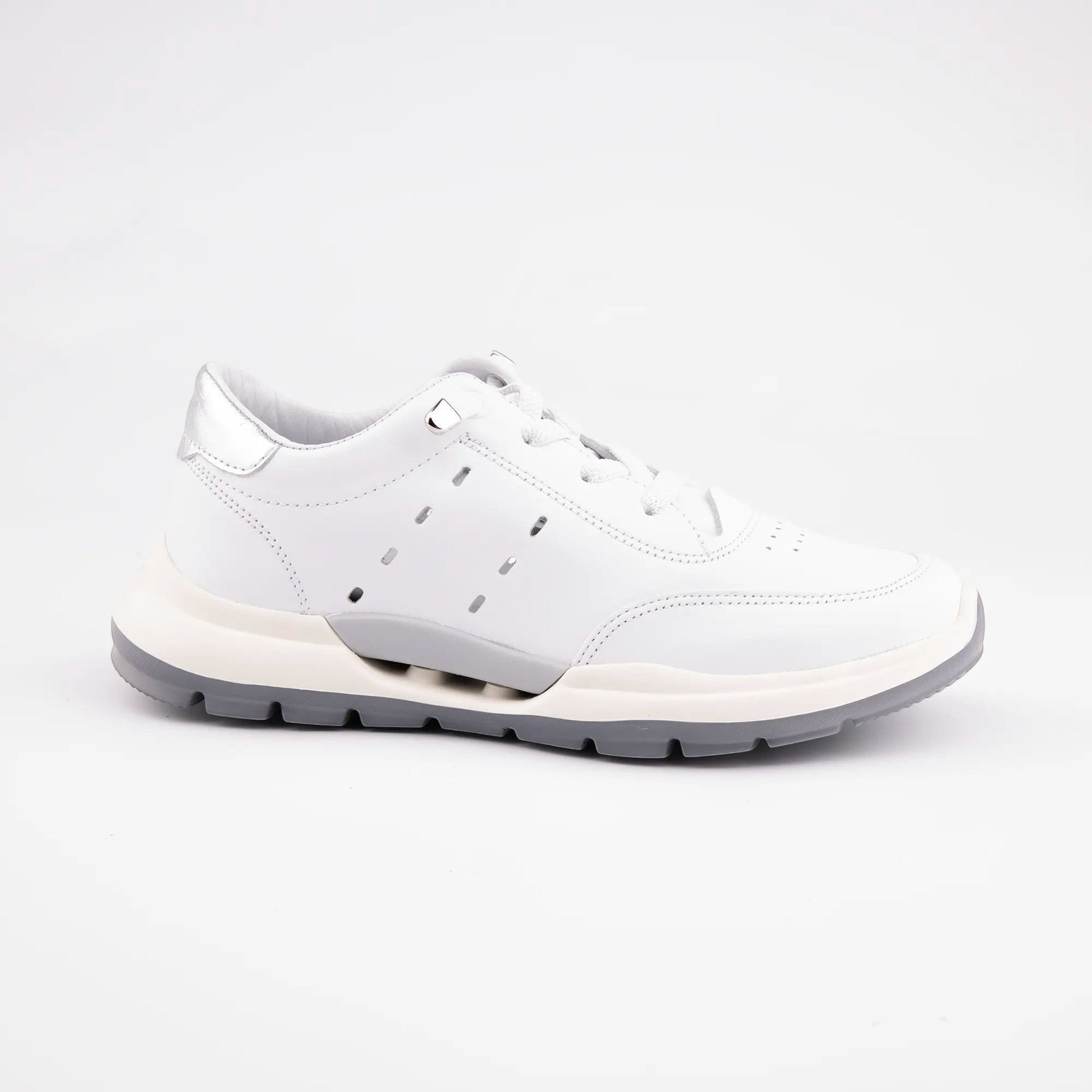 MrCalvano Comfort Walk beyaz deri sneaker, yan kısımlarında delikli detaylar ve gri taban yapısı ile modern tasarım.