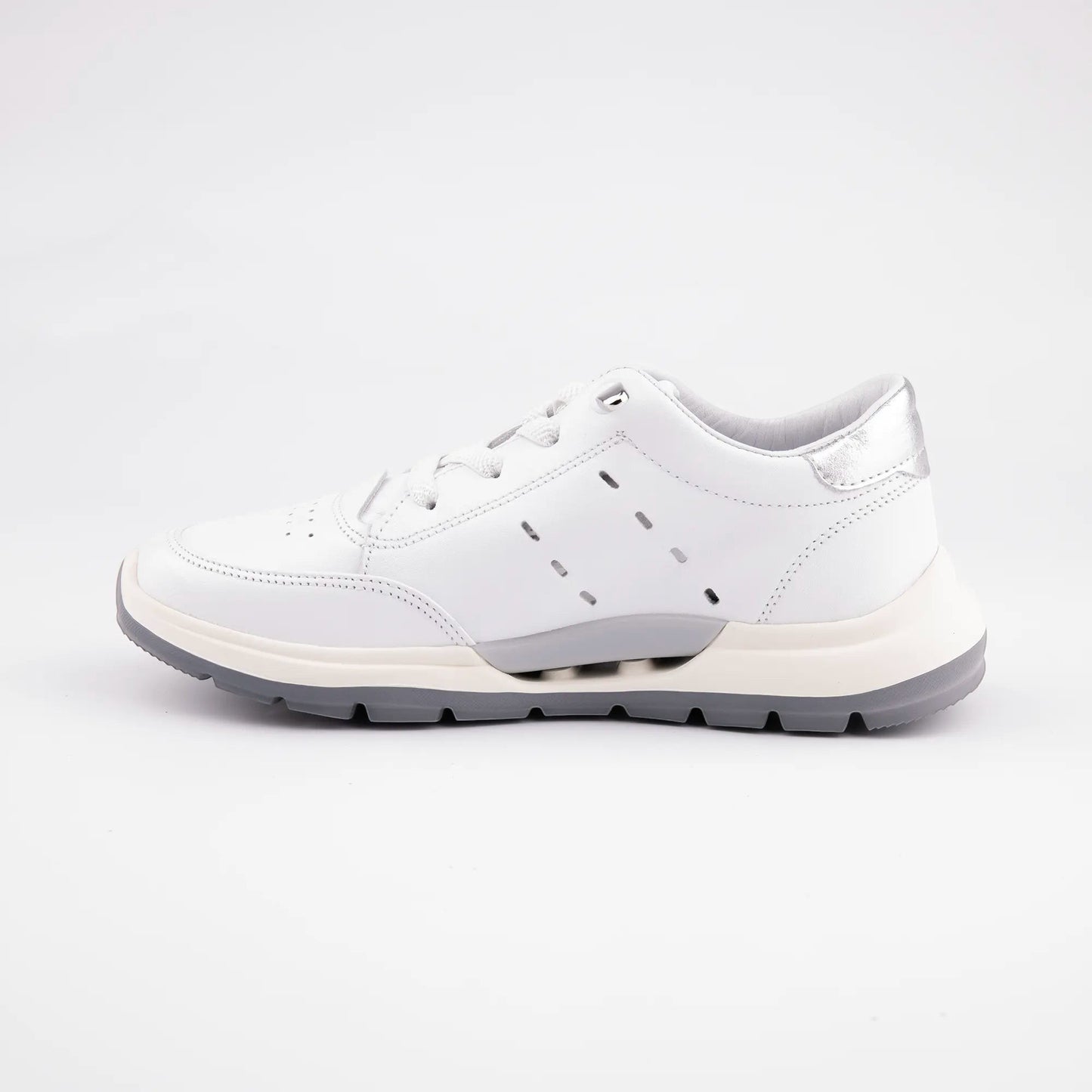 MrCalvano Comfort Walk beyaz deri sneaker, yan kısımlarında delikli detaylar ve gri tabanlı modern günlük ayakkabı.