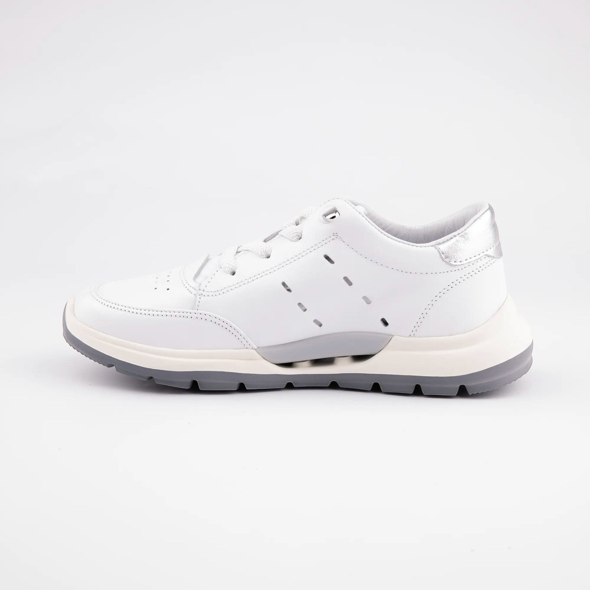 MrCalvano Comfort Walk beyaz deri sneaker, yan kısımlarında delikli detaylar ve gri tabanlı modern günlük ayakkabı.