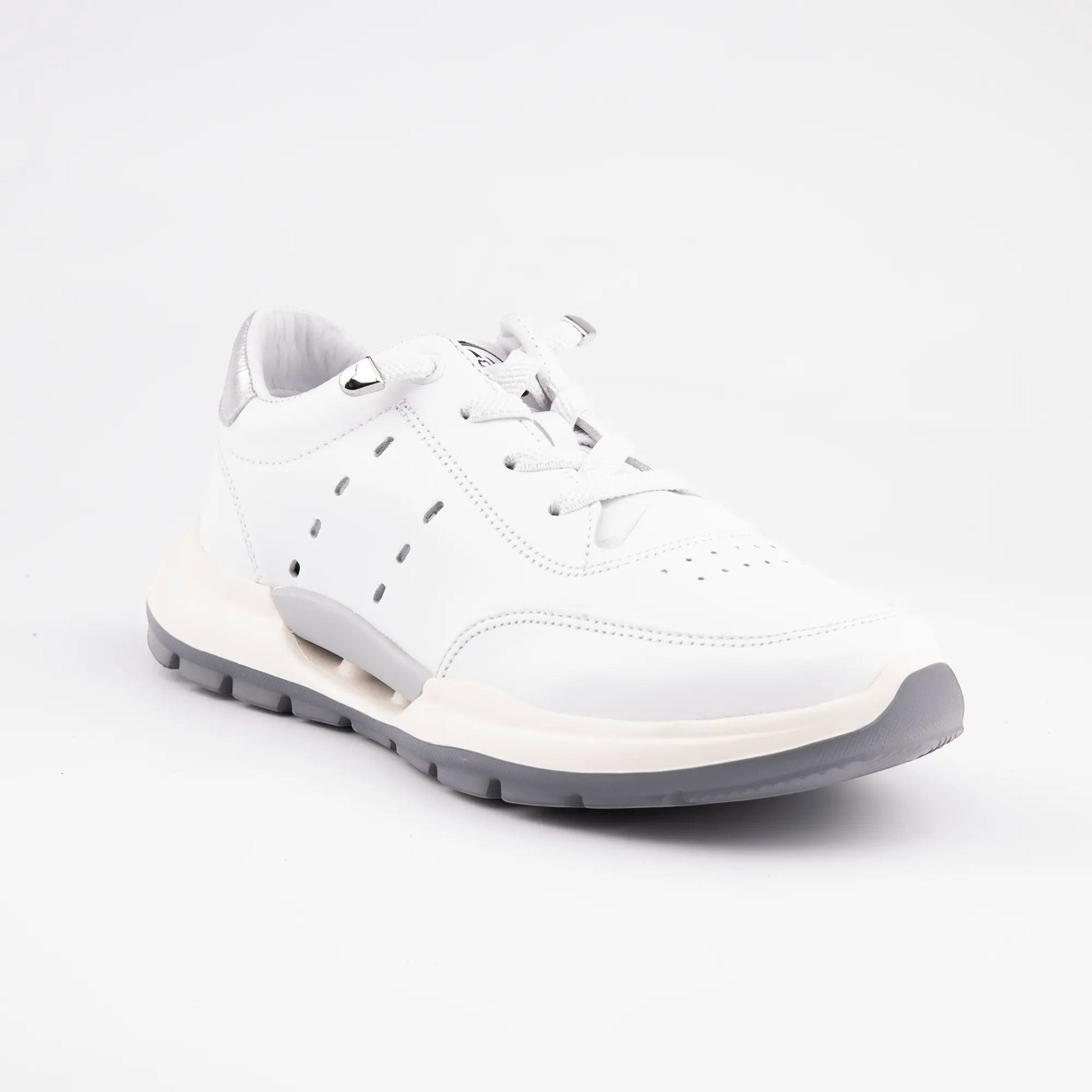 MrCalvano Comfort Walk beyaz deri sneaker, yan kısımlarında hava alan delikli detaylar ve gri taban yapısı ile.