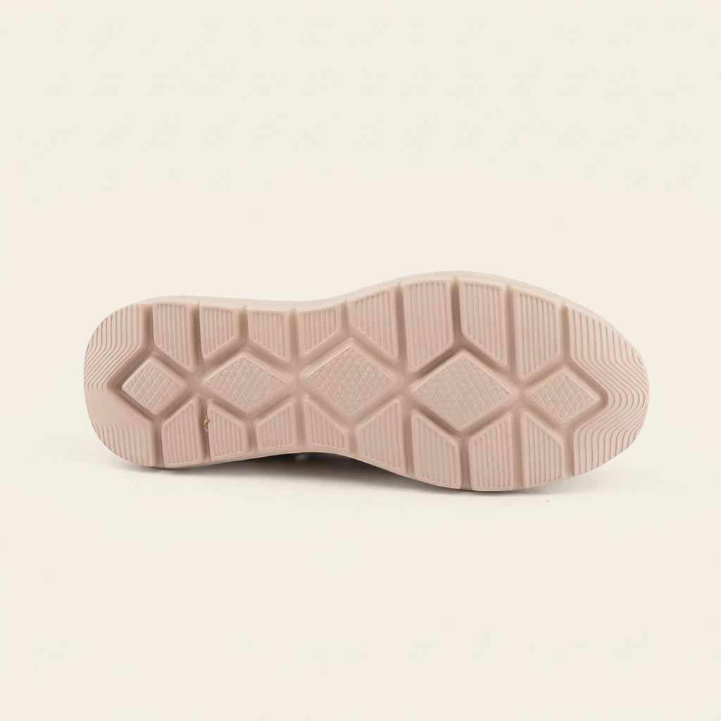 MrCalvano Comfort Walk sneaker ayakkabının kaymaz desenli bej renkli ergonomik taban yapısı