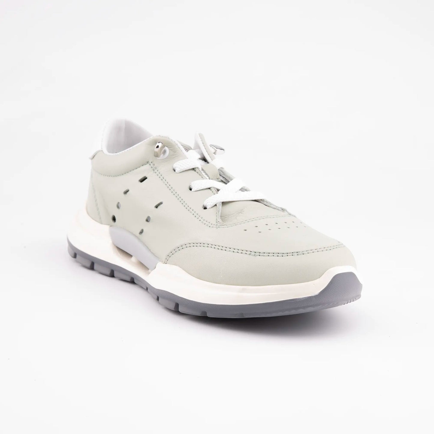 MrCalvano Comfort Walk gri deri sneaker, yan kısımlarında delikli detaylara ve beyaz bağcıklara sahip modern tasarım.