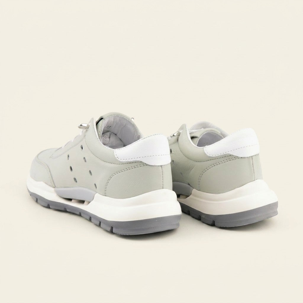 MrCalvano Comfort Walk gri deri sneaker, yan kısımlarında delikli detaylar ve beyaz taban yapısı ile arka görünüm.