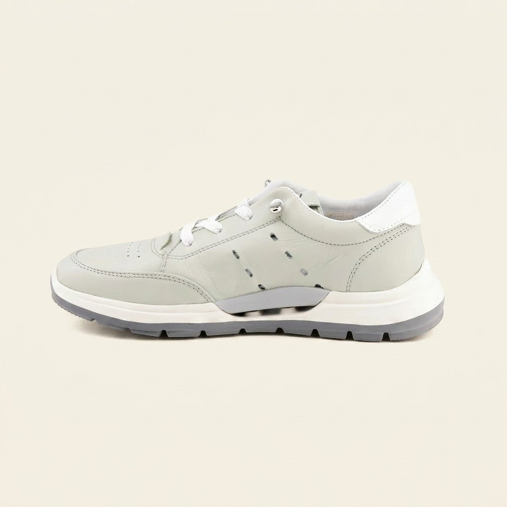 MrCalvano Comfort Walk gri deri sneaker, yan profil görünümü, nefes alabilir delikli detaylar ve ergonomik taban yapısı.
