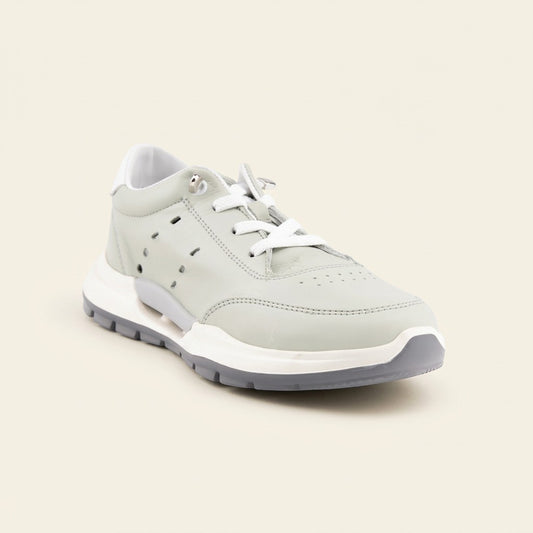 MrCalvano Comfort Walk gri deri sneaker, beyaz bağcıklı ve delikli detaylı modern günlük spor ayakkabı.