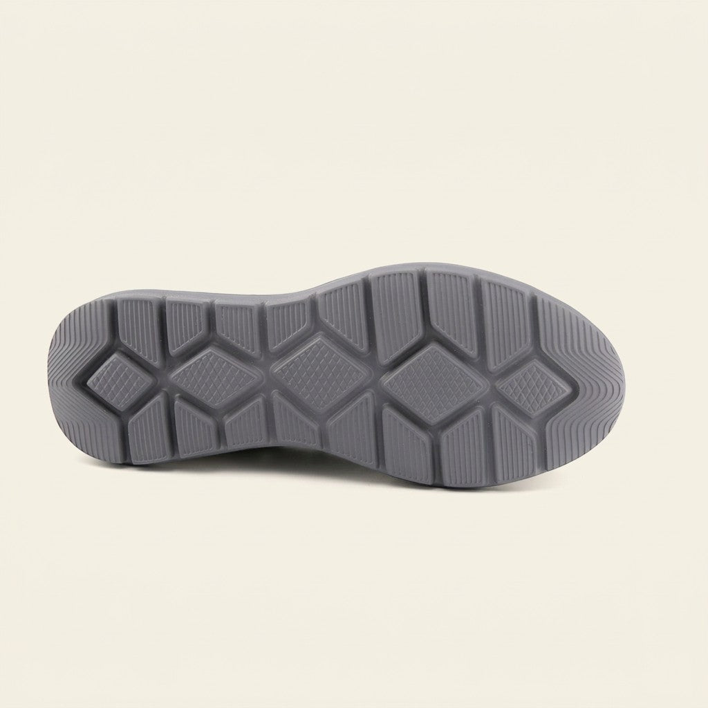 MrCalvano Comfort Walk sneaker modelinin gri renkli, kaymaz ve ergonomik tasarımlı esnek dış taban yapısı