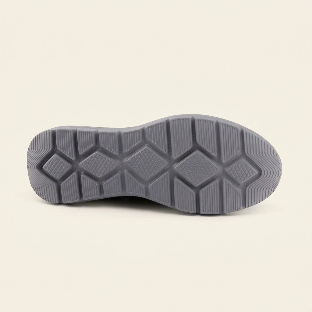 MrCalvano Comfort Walk sneaker modelinin gri renkli, kaymaz ve geometrik desenli kauçuk dış taban yapısı