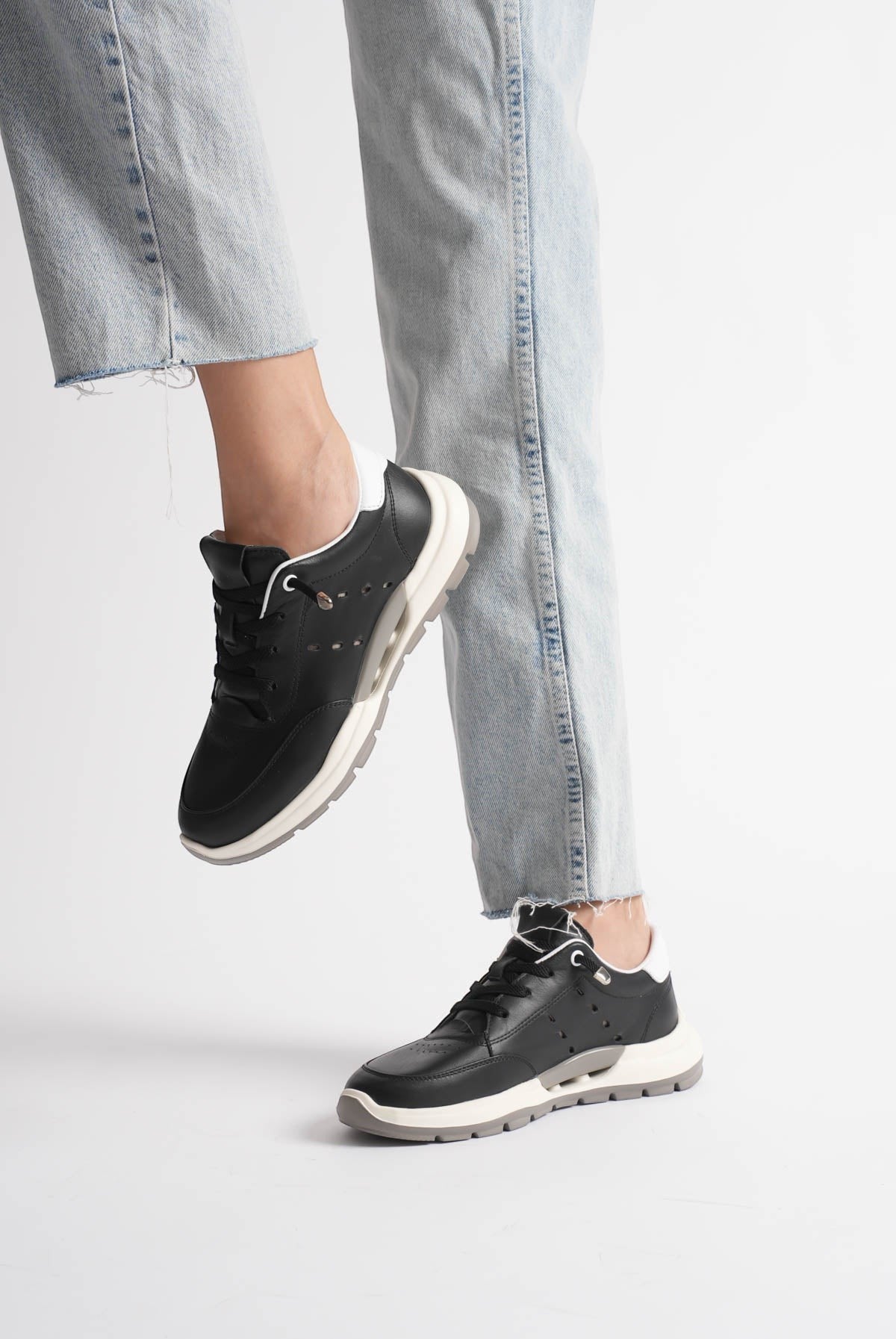 MrCalvano Comfort Walk siyah beyaz deri sneaker, günlük kullanım için ergonomik tabanlı ve delikli detaylı tasarım.