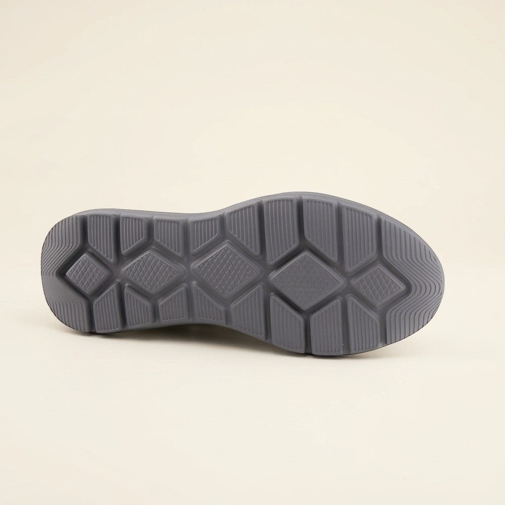 MrCalvano Comfort Walk sneaker modelinin kaymaz taban yapısını gösteren alt görünümü