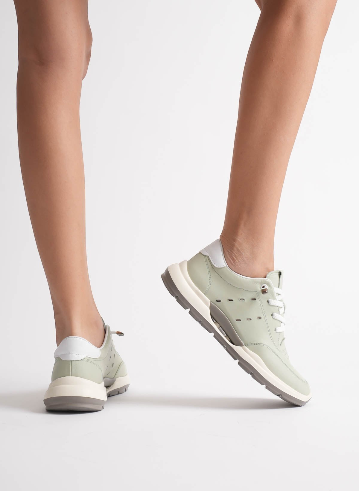 MrCalvano Comfort Walk model, açık yeşil deri, delikli detaylı, beyaz tabanlı, bağcıklı kadın günlük sneaker ayakkabı