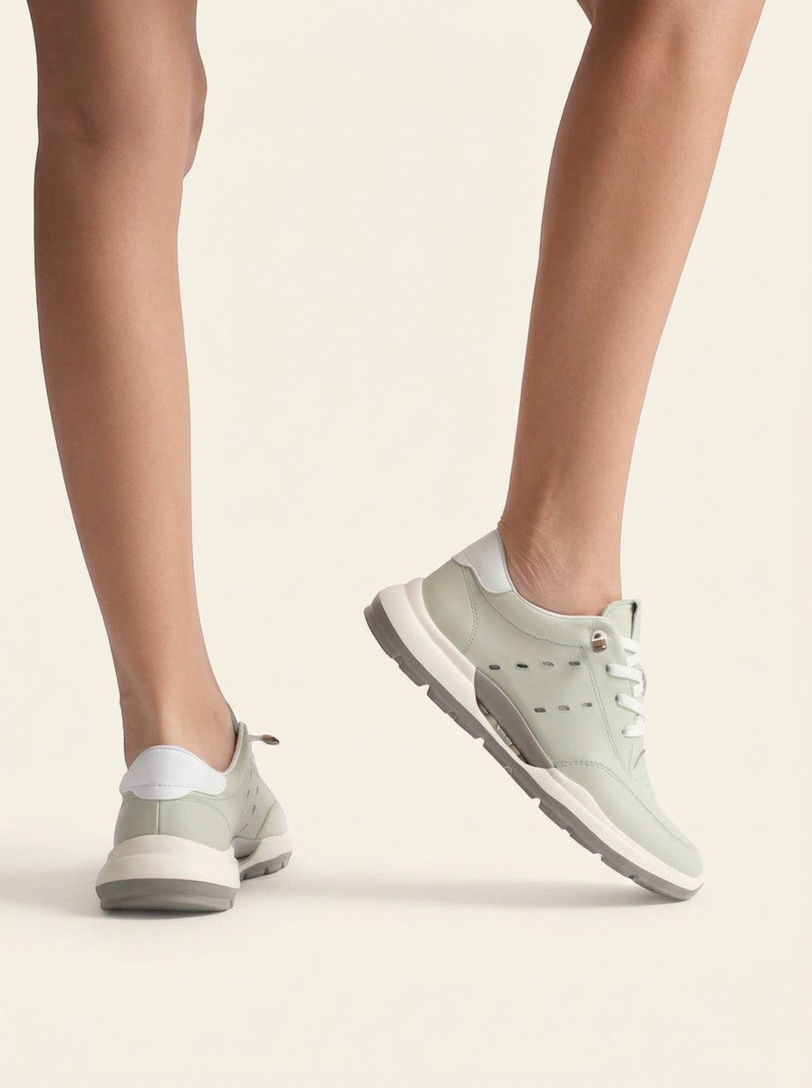 MrCalvano Comfort Walk model, açık yeşil renkli, deri, bağcıklı ve delikli detaylara sahip konforlu günlük sneaker