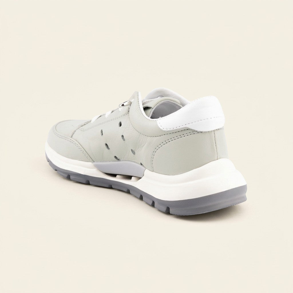 MrCalvano Comfort Walk gri deri sneaker, yan kısımdaki delikli detayları ve beyaz taban yapısıyla modern günlük ayakkabı